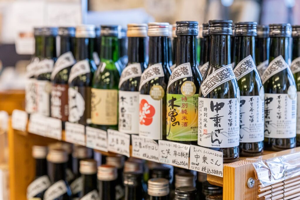 棚に並ぶ日本酒の四合瓶