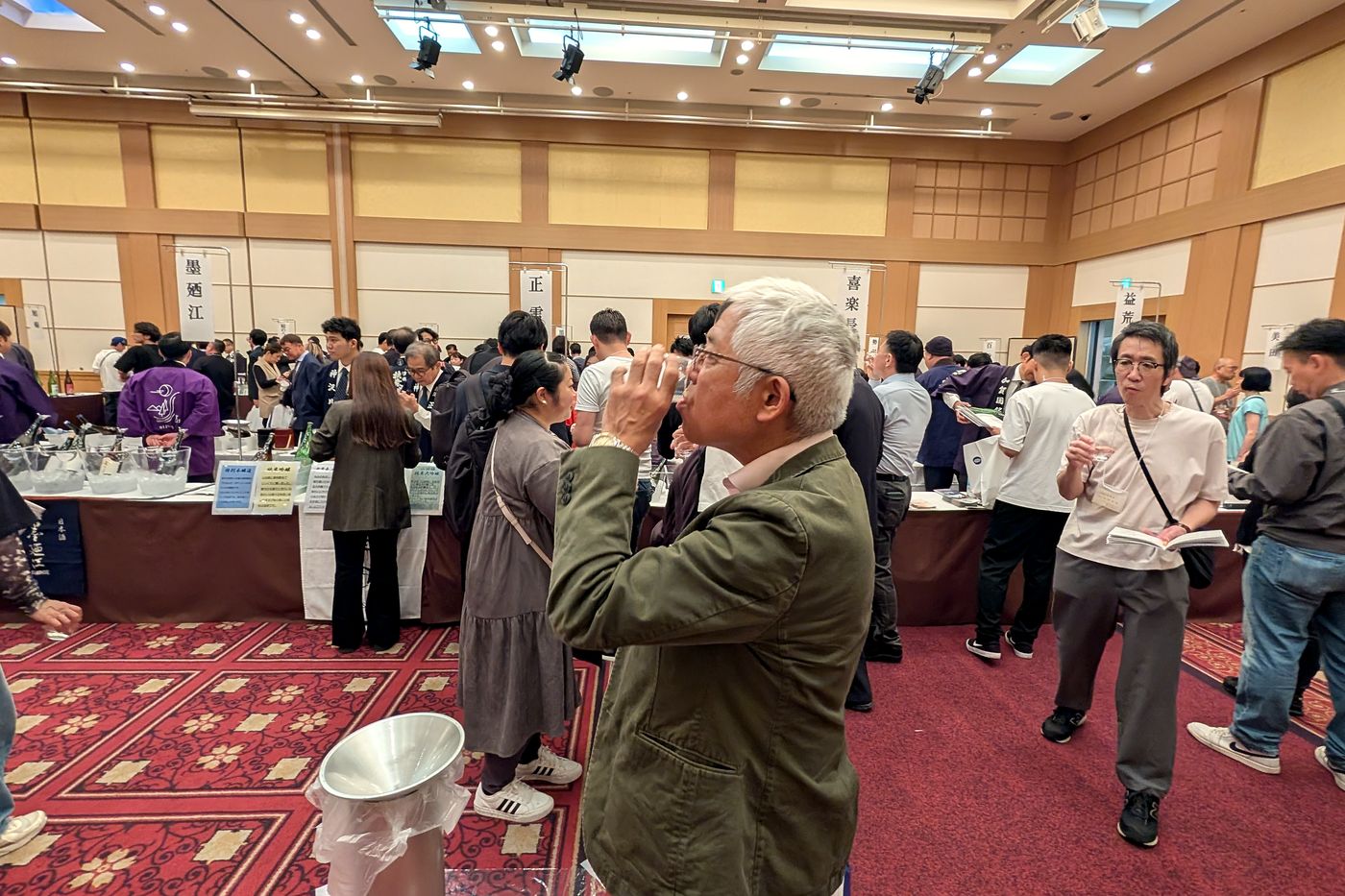 利き酒会の会場で日本酒を味わう様子