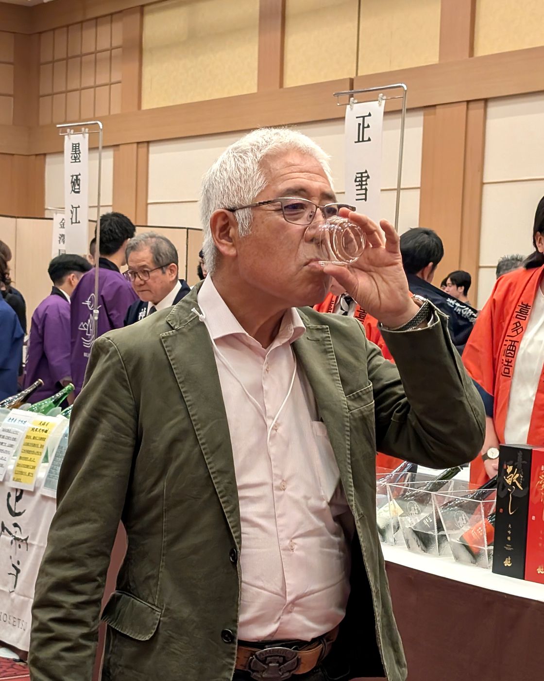 利き酒をする酒のしお澤の三代目