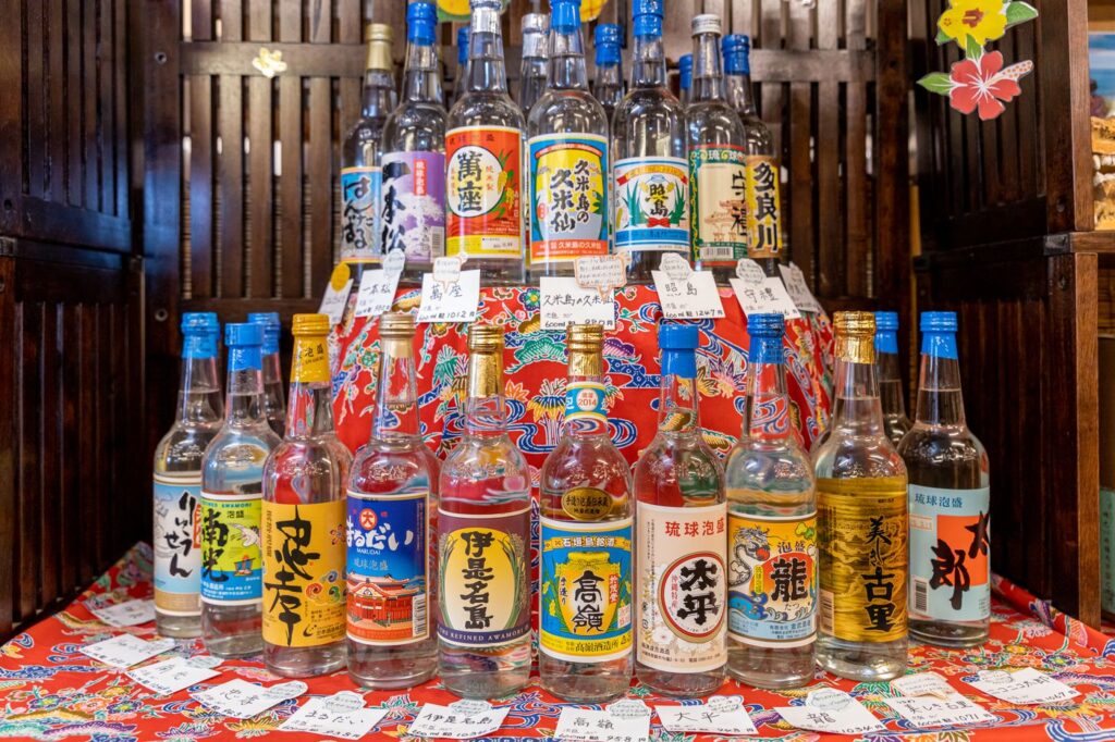 店内に並ぶ泡盛
