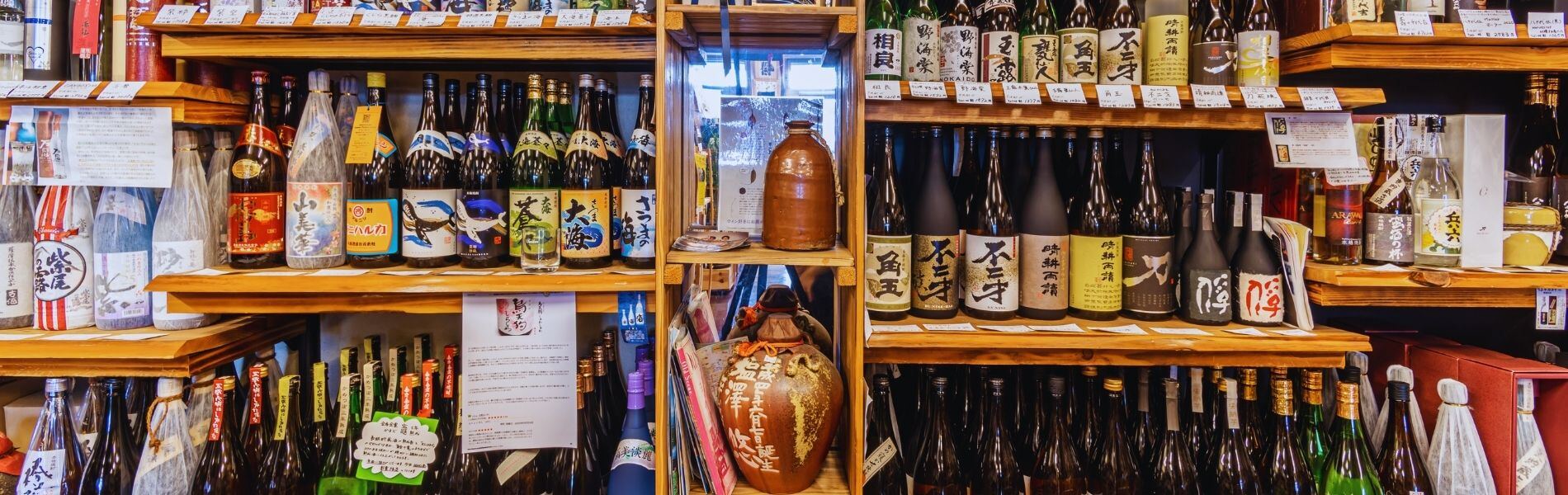 店内の棚に並ぶ日本酒と焼酎