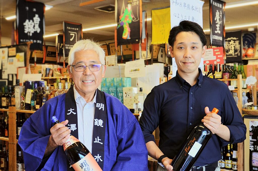 店内に立つ三代目と四代目